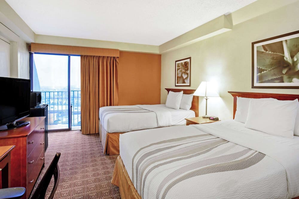 La Quinta Inn & Suites by Wyndham Stamford / New York City