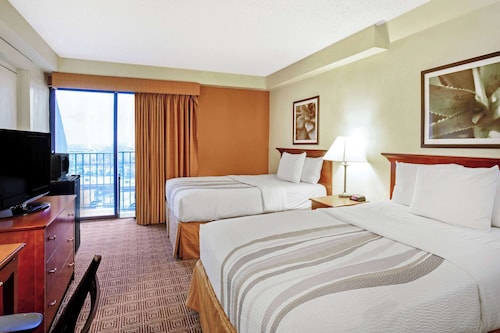 La Quinta Inn & Suites by Wyndham Stamford / New York City