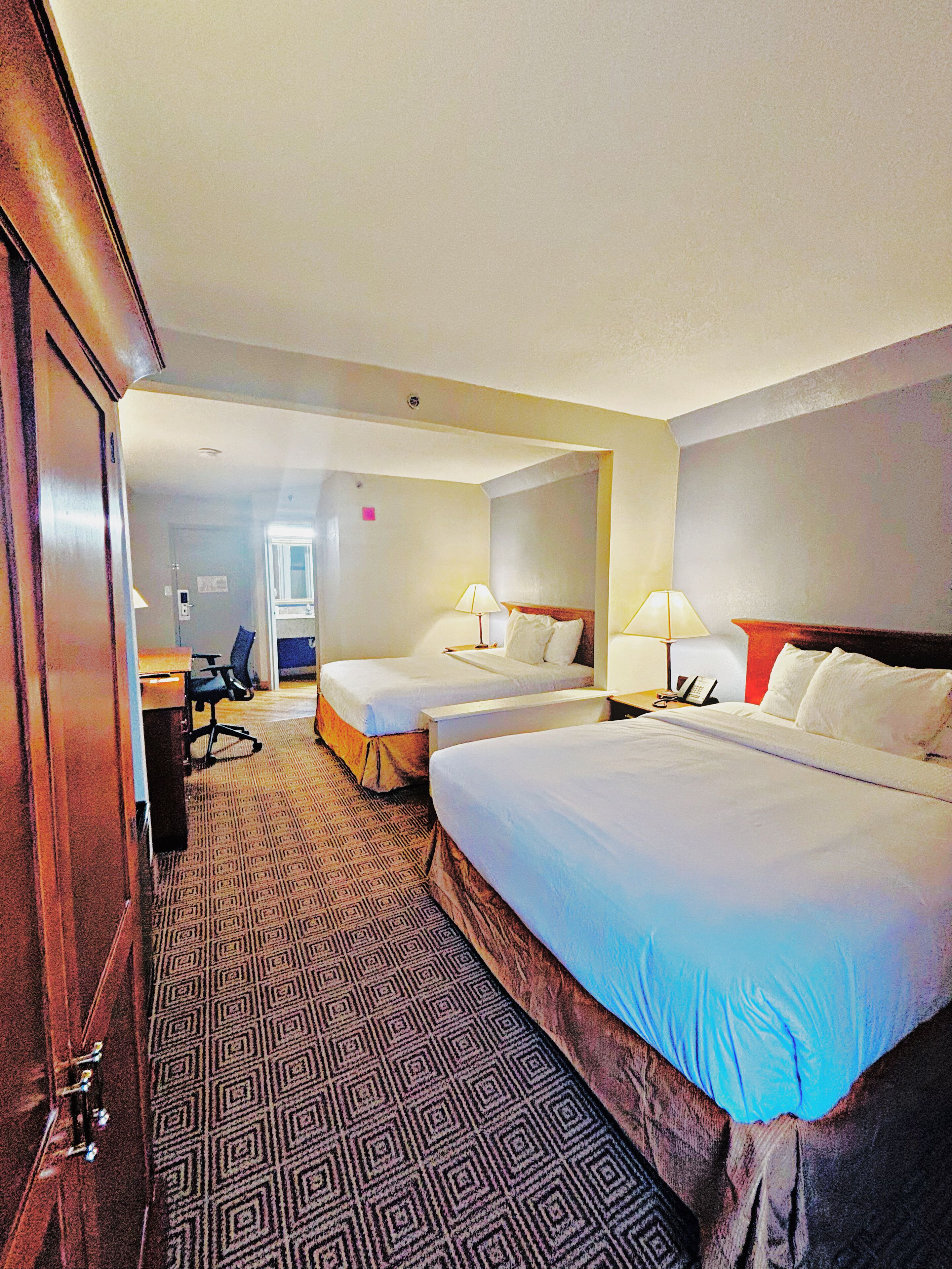 Combined shower/bathtub, free toiletries, hair dryer, towels