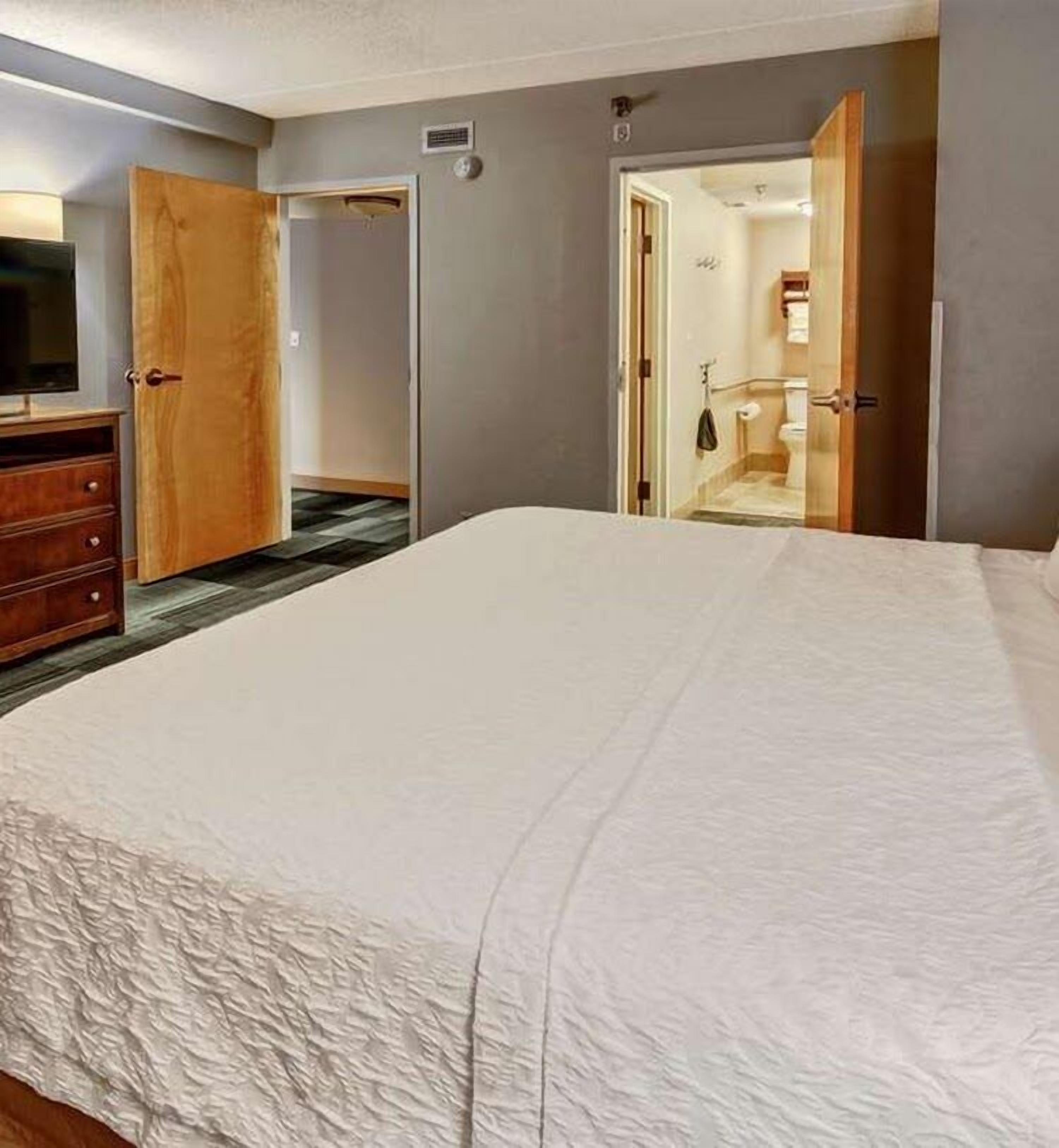 Suite, 1 King Bed, Non Smoking | Iron/ironing board, free cribs/infant beds, rollaway beds, free WiFi