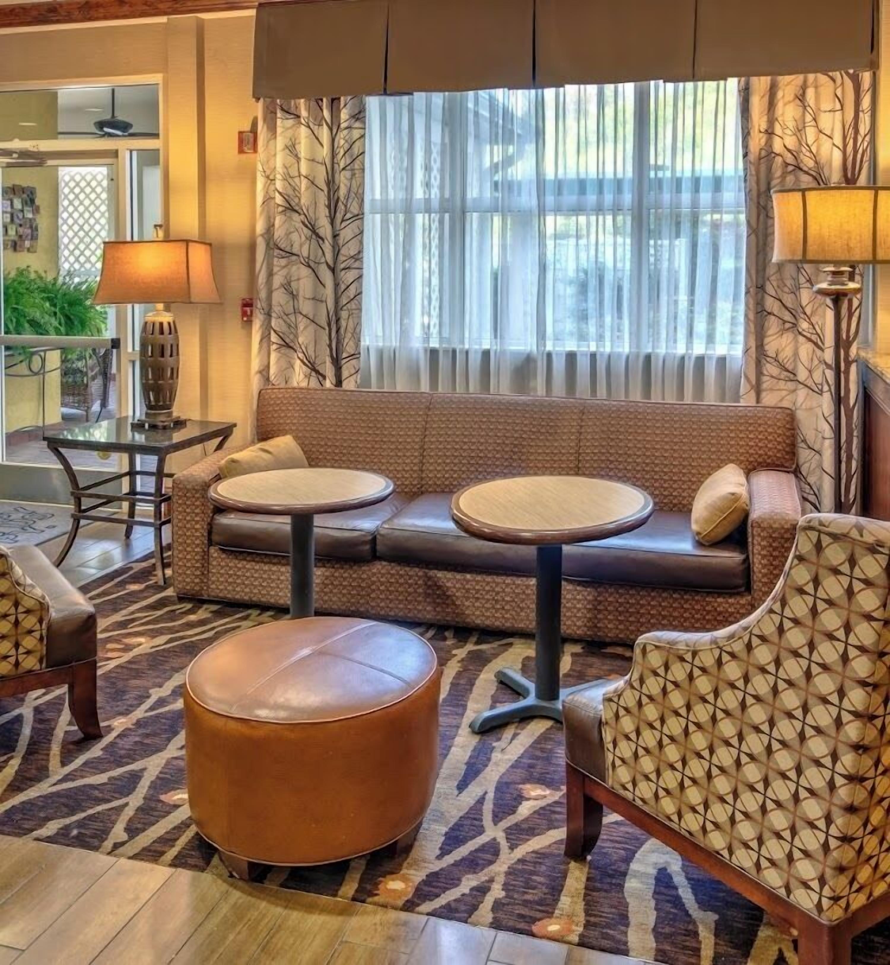 Área de estar no saguão