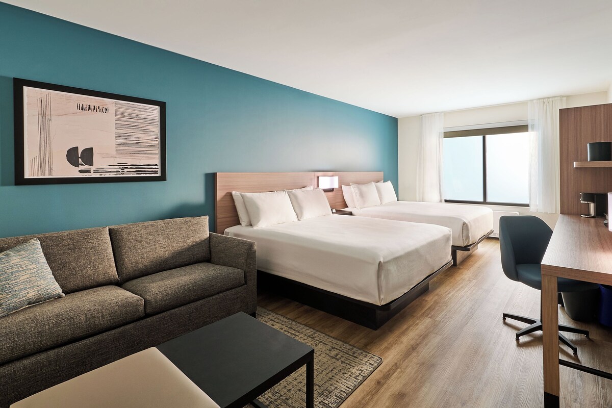 Suite, varias camas (1 Bedroom High Floor) | Caja de seguridad en la habitación, escritorio y cortinas blackout 