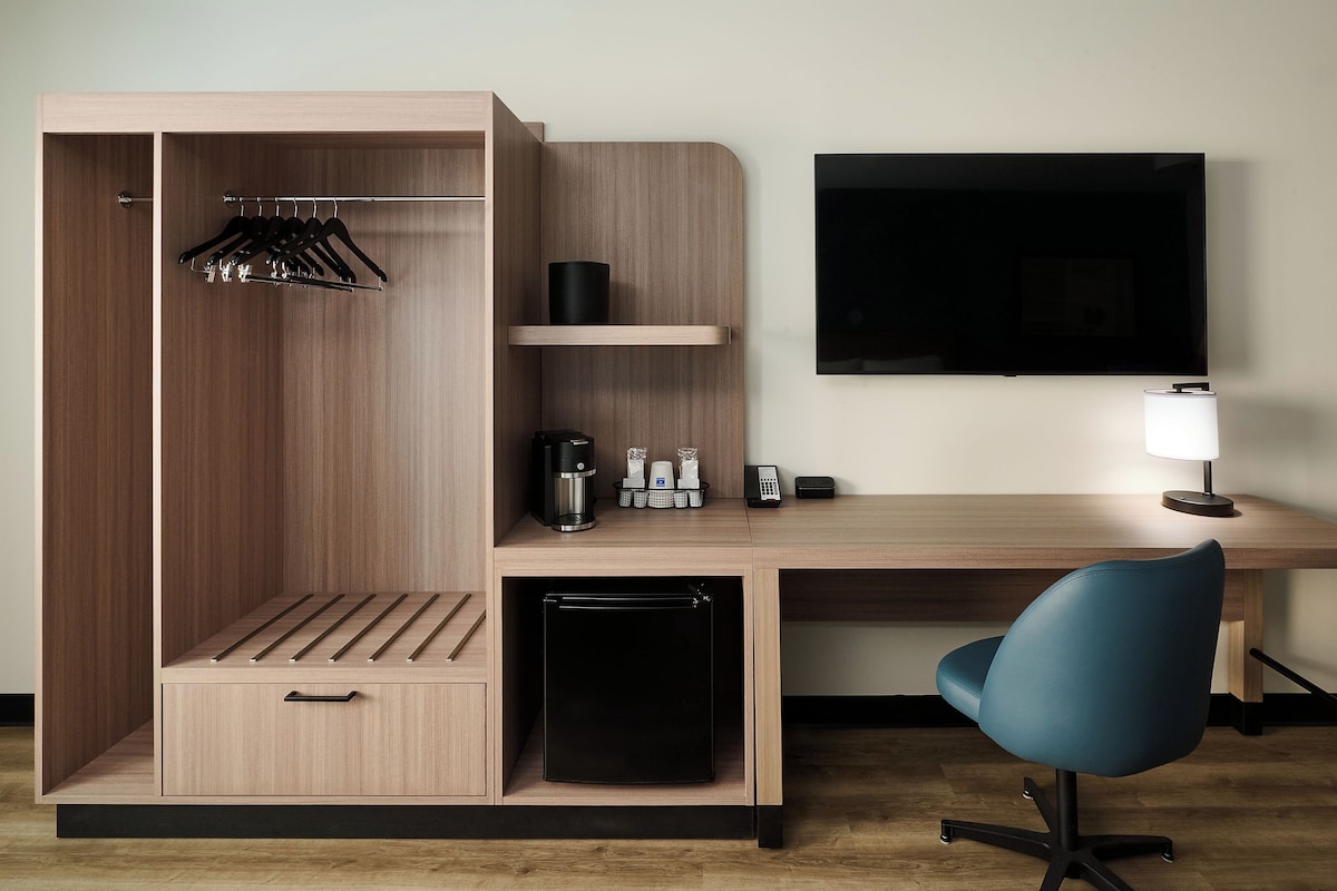 Suite, 1 cama King size y sofá cama (Accessible Tub) | Caja de seguridad en la habitación, escritorio y cortinas blackout 