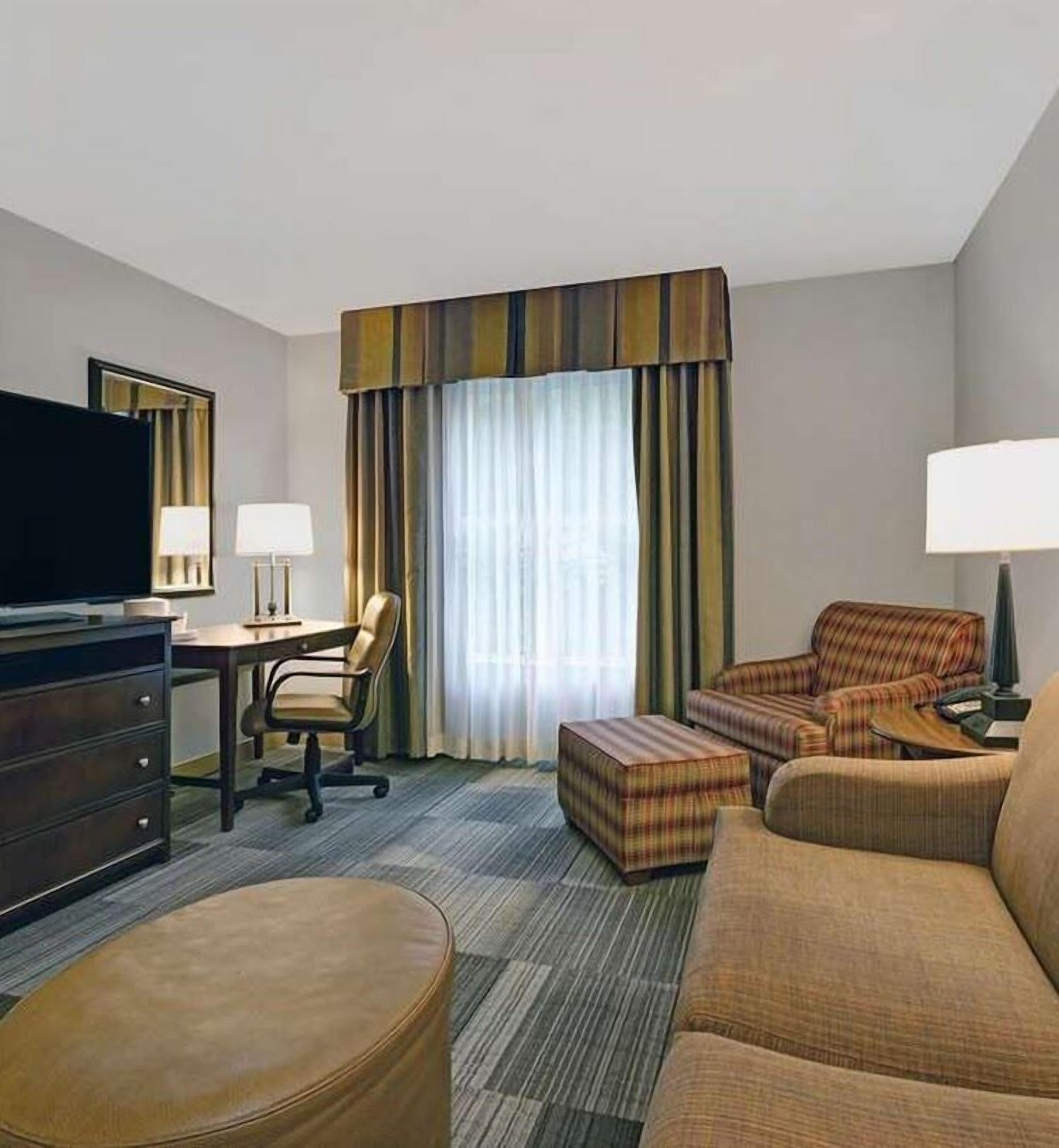 32 インチの薄型テレビ (衛星放送視聴可)、テレビ