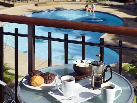 Se sirven desayunos, comidas y cenas con vista a la alberca
