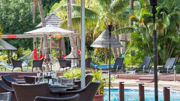 Petit déjeuner, déjeuner et dîner servis sur place, vue sur la piscine