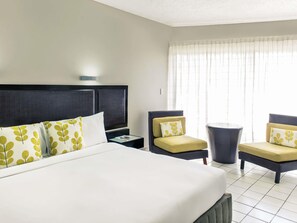 مكتب وستائر تعتيم ومكواة/لوح كي وأسرّة أطفال/رضّع (مجانًا)