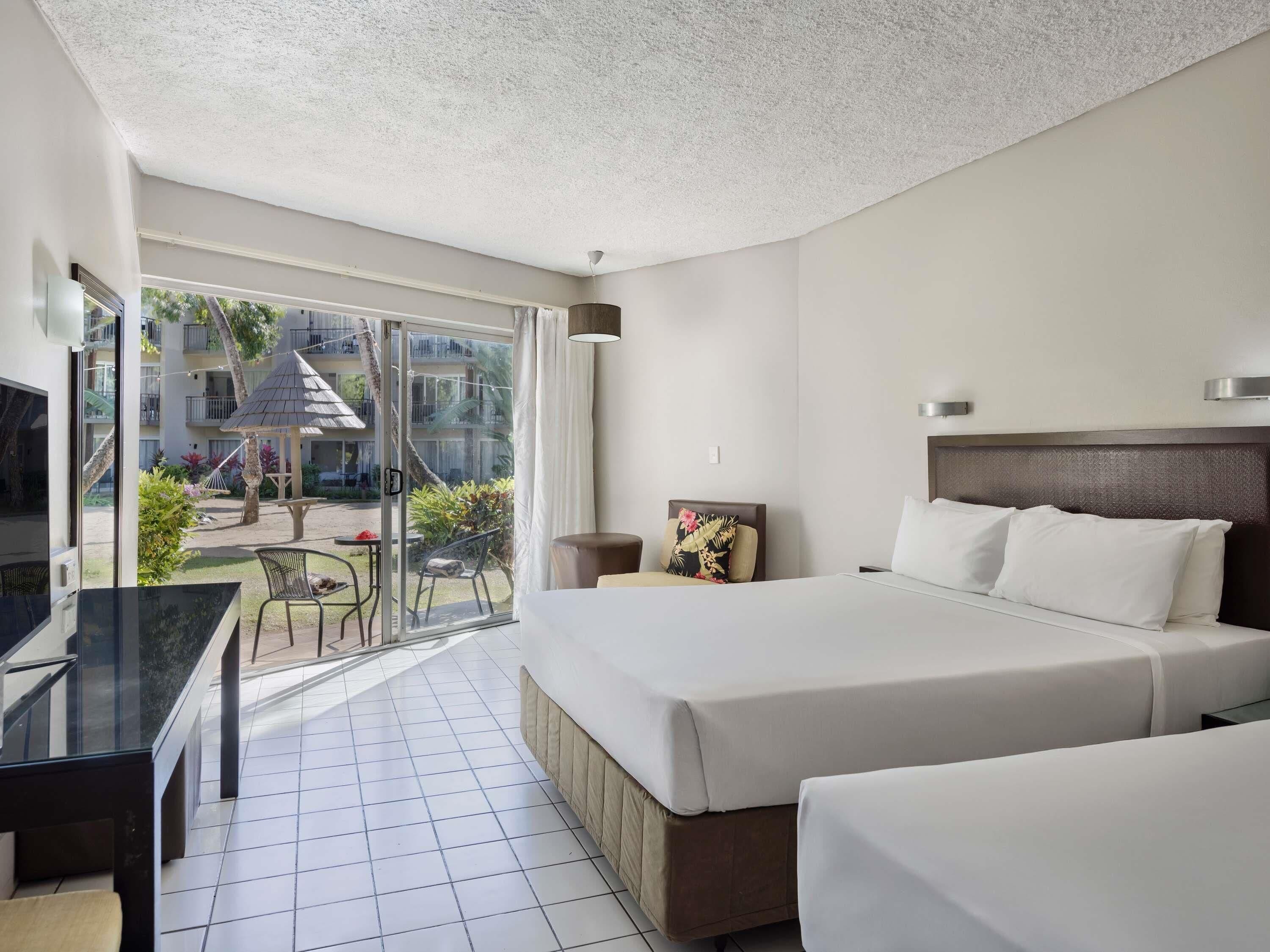 Camera Deluxe, 2 letti queen | Una scrivania, tende oscuranti, ferro/asse da stiro