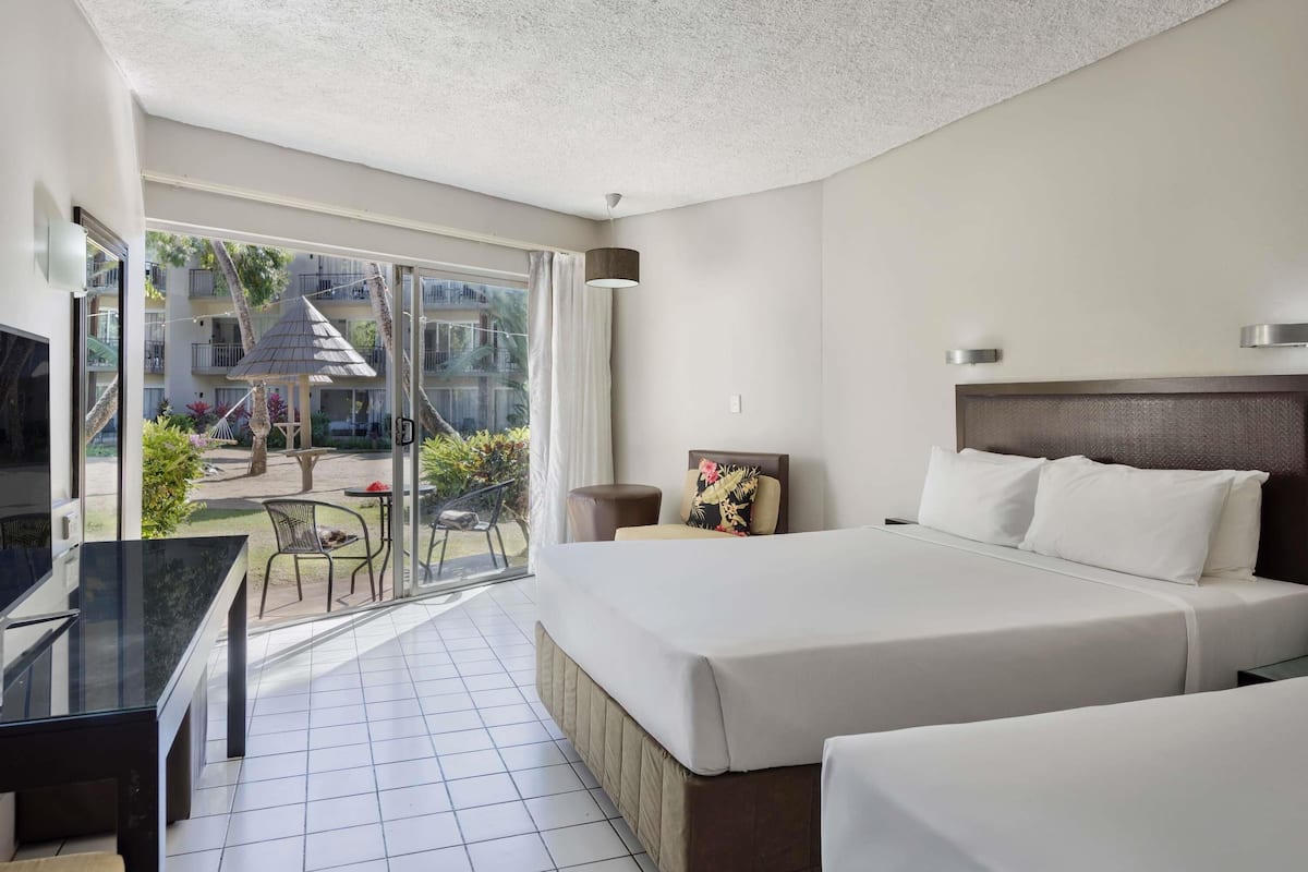 Rom – deluxe, 2 queensize-senger | Skrivebord, blendingsgardiner og strykejern/-brett