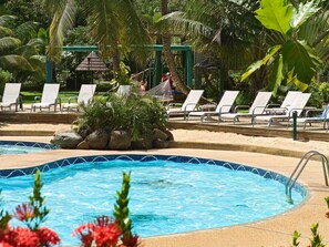 2 piscinas al aire libre, sombrillas, sillones reclinables de piscina