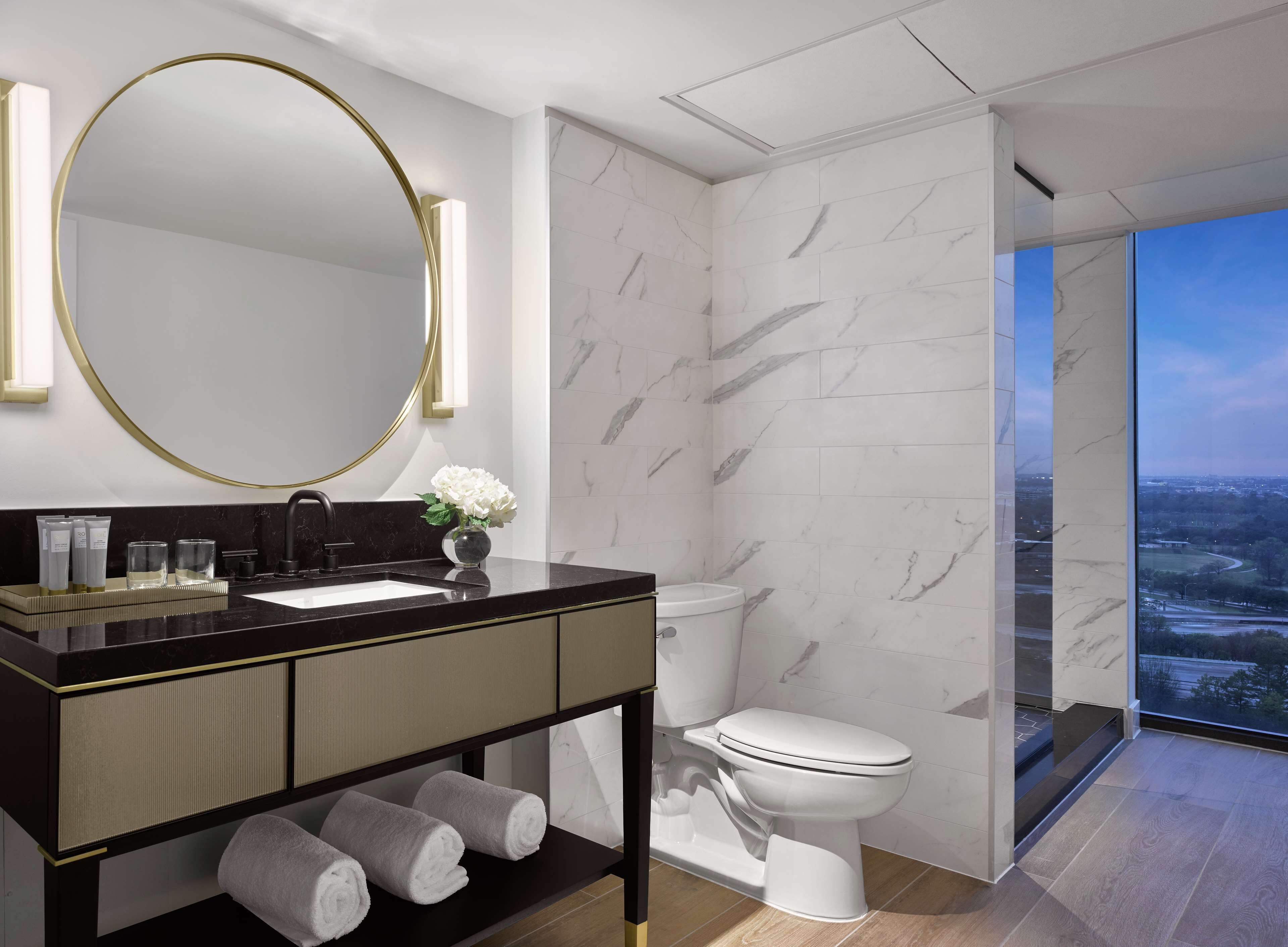 Combined shower/tub, free toiletries, hair dryer, towels