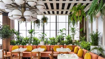 Se sirven comidas, cenas, brunch y cocina italiana