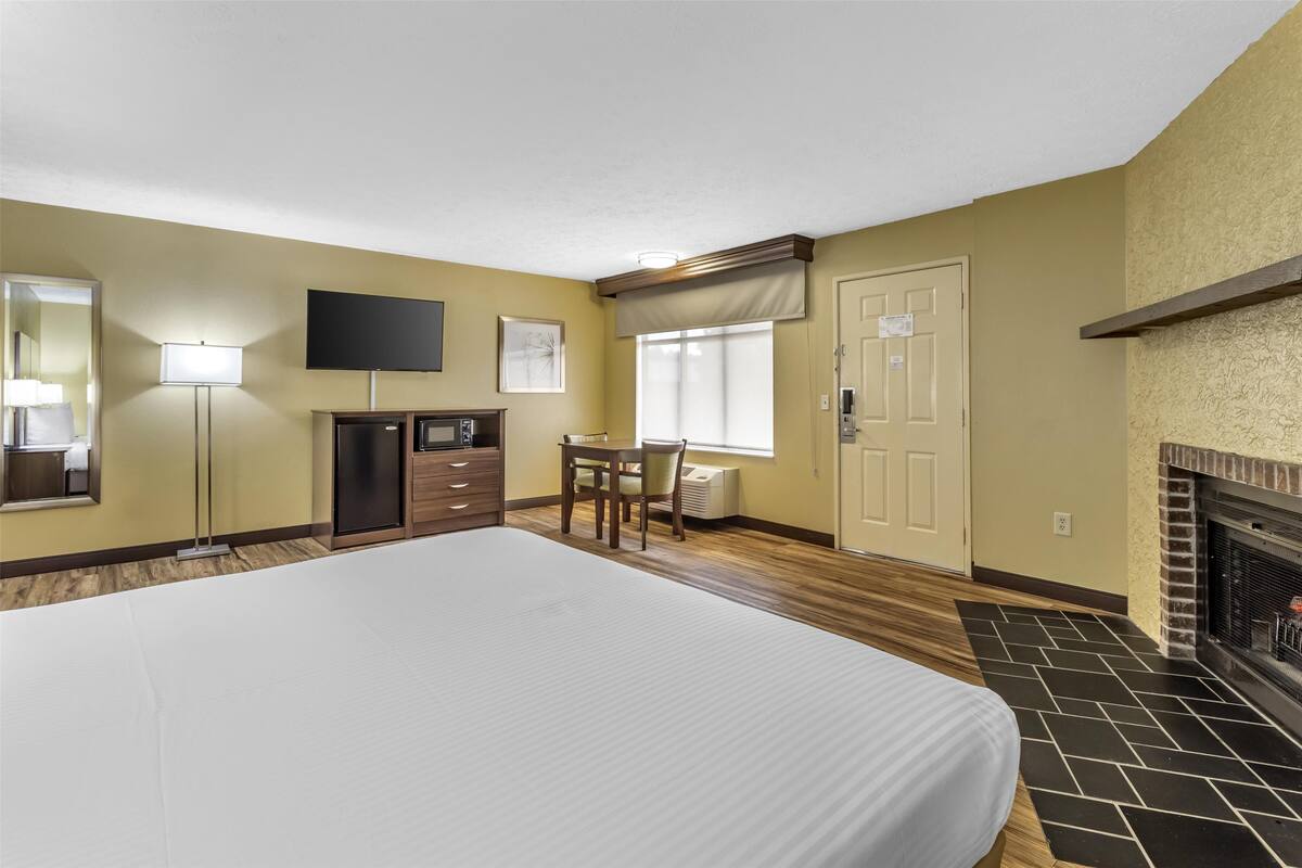 Chambre Standard, 1 très grand lit, non-fumeur, réfrigérateur et four à micro-ondes (Walk-in Shower) | Bureau, espace de travail pour ordinateurs portables