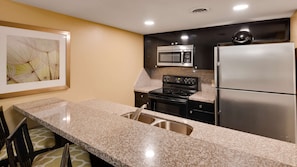 Suite, plusieurs lits, non-fumeurs, cuisine (Walk-in Shower) | Coin cuisine privé | Micro-ondes, cafetière/bouilloire