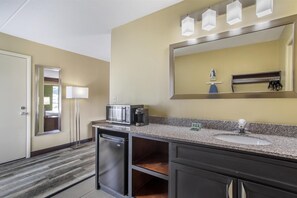 Escritorio y espacio para trabajar con un portátil