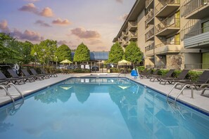 Una piscina cubierta, 2 piscinas al aire libre, tumbonas