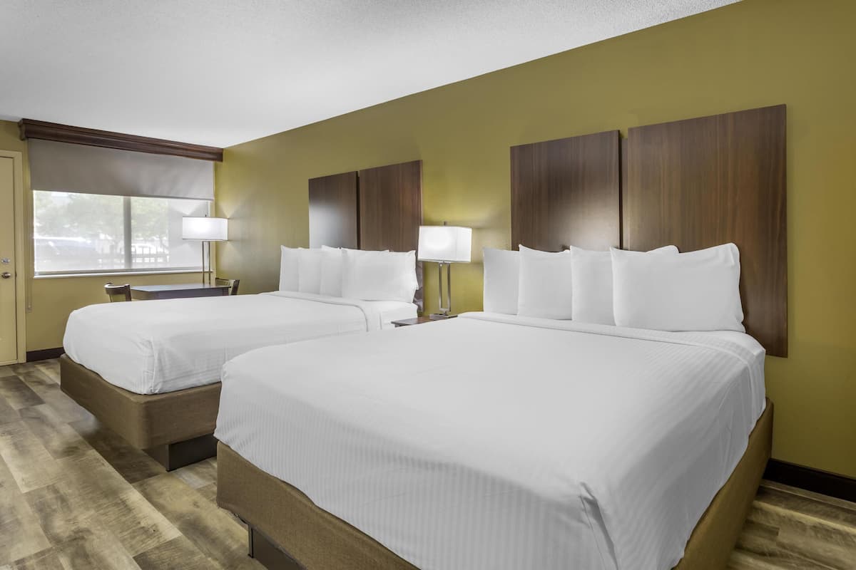 Habitación estándar, 2 camas de matrimonio, accesible para personas con discapacidad, bañera | Escritorio y espacio para trabajar con un portátil