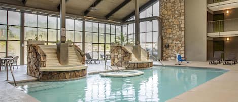 Inomhuspool, 2 utomhuspooler och solstolar