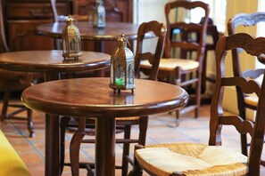 Free daily local cuisine breakfast - Petite Auberge (San Francisco)