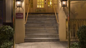 Ein Hotel Eingang mit einem Schild, auf dem 'Petite Auberge' und die Nummer '863' steht.