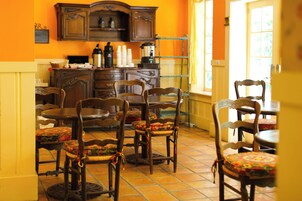 Desayuno con opciones de la cocina local incluido todos los días