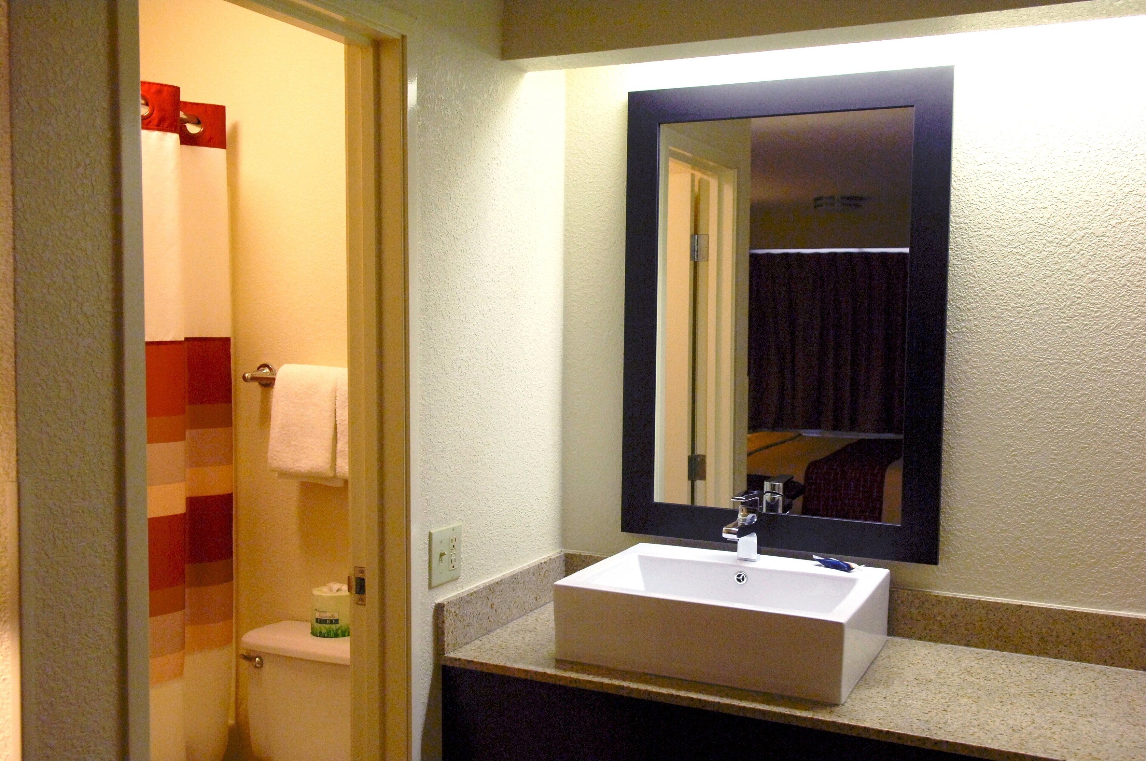 Habitación Premium, 2 camas dobles (Upgraded Bedding & Snack, Smoke Free) | Baño | Ducha y bañera combinadas y artículos de higiene personal gratuitos
