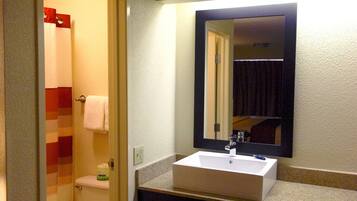 Habitación Premium, 2 camas dobles (Upgraded Bedding & Snack, Smoke Free) | Baño | Ducha y bañera combinadas y artículos de higiene personal gratuitos