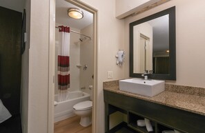 Ensemble douche/baignoire, articles de toilette gratuits