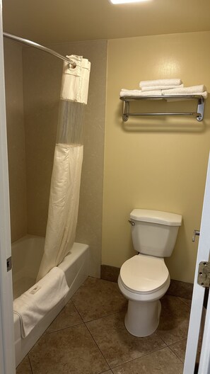 Combined shower/tub, towels - Garden Inn & Suites (Glendora)