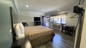Deluxe Room, 1 King Bed | Living area