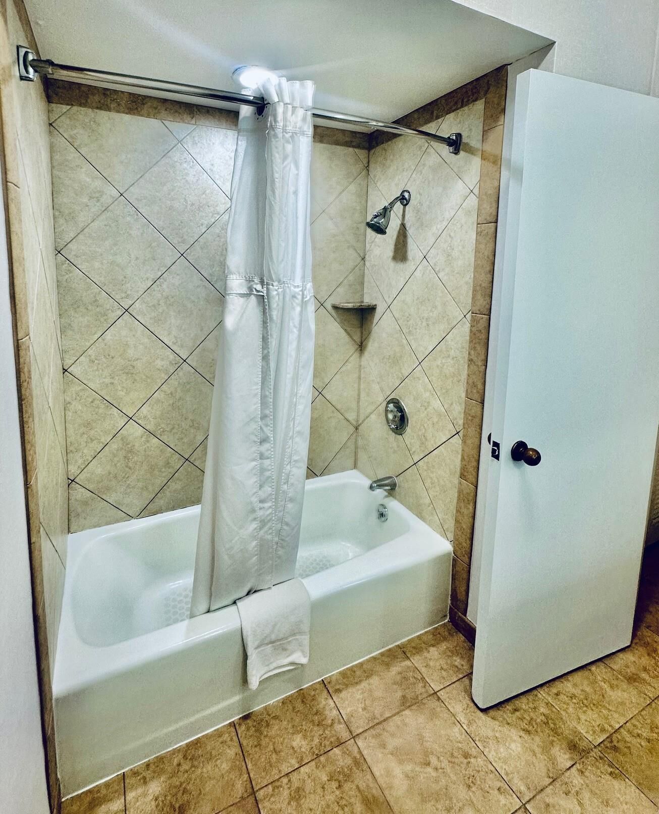 Kombinert dusj/badekar, toalettartikler (inkludert) og hårføner