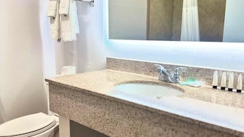 Combined shower/tub, free toiletries, hair dryer, towels