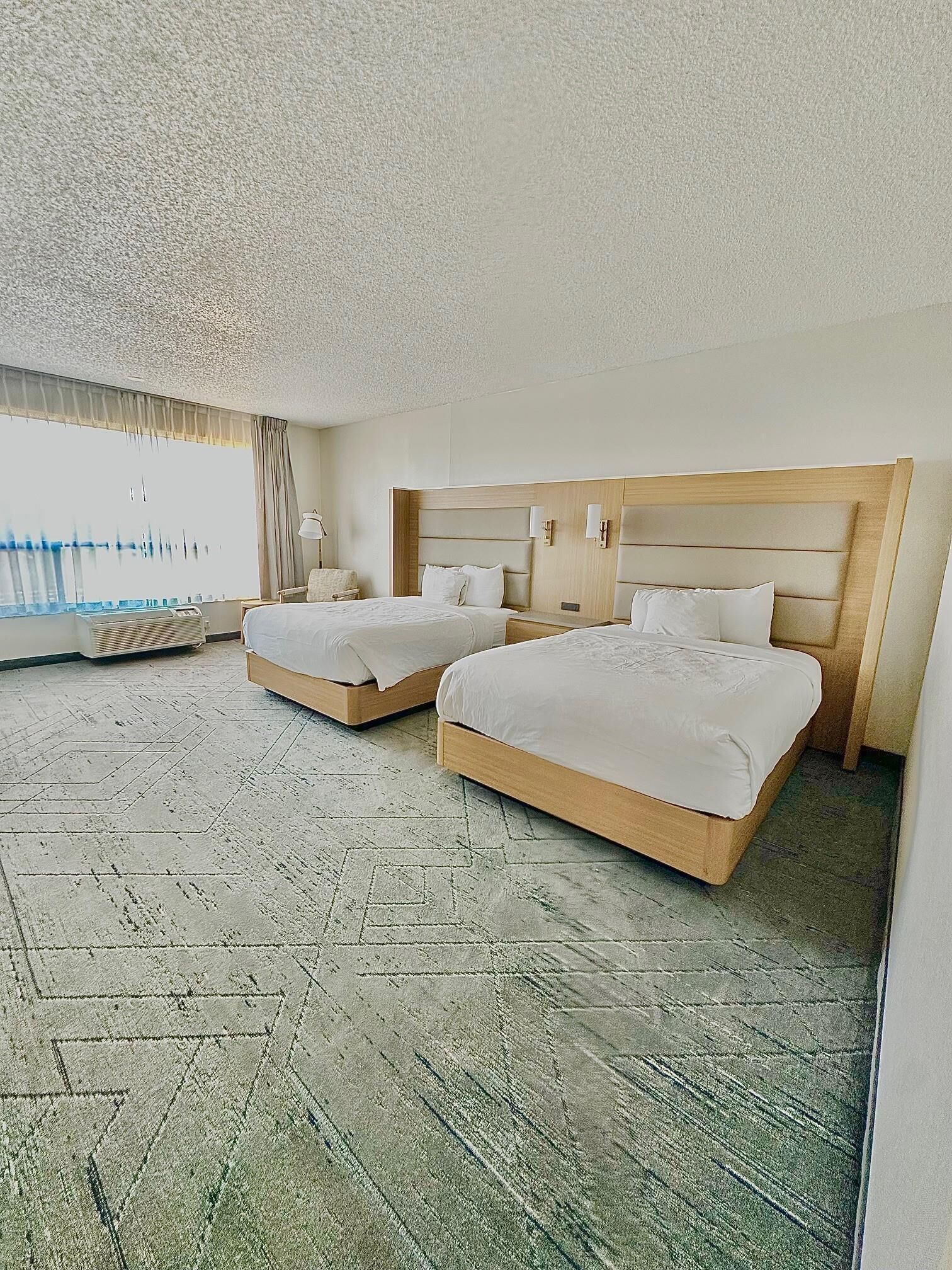 Senger med overmadrass, skrivebord og blendingsgardiner