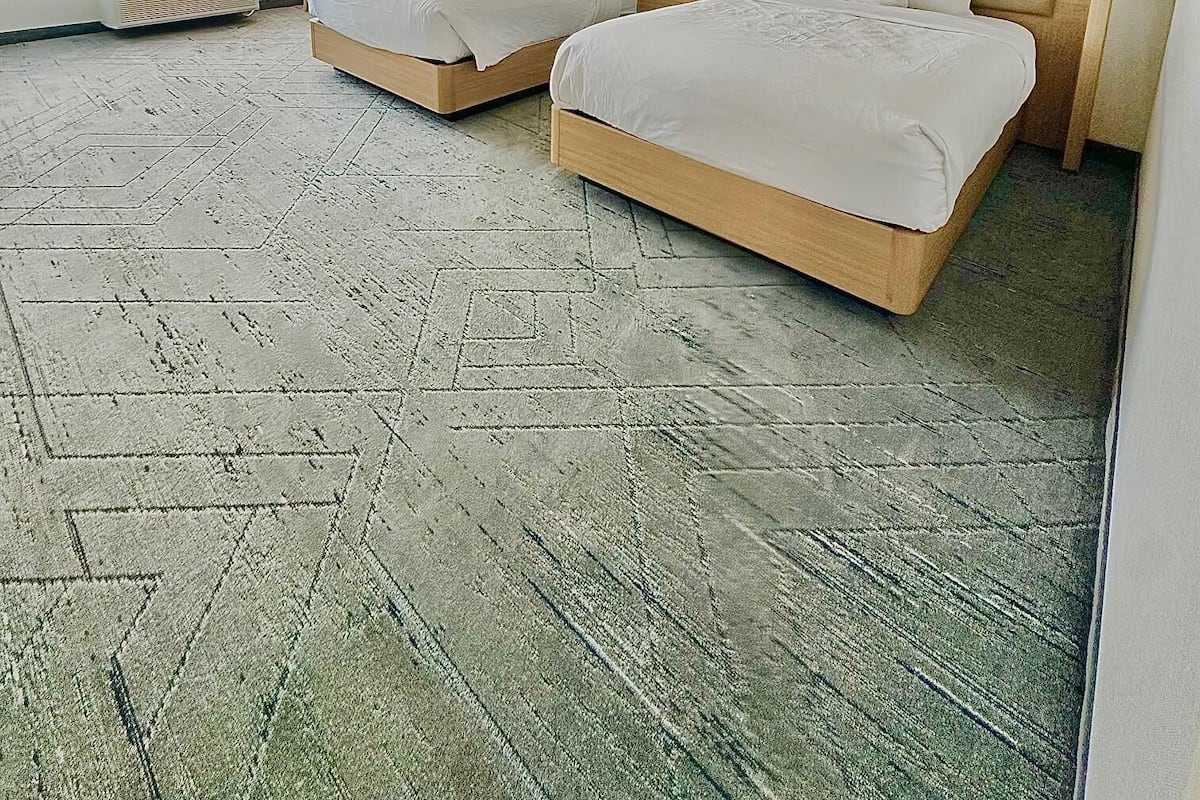 Senger med overmadrass, skrivebord og blendingsgardiner