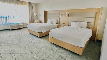 Bäddmadrasser, skrivbord, mörkläggningsgardiner och strykjärn/strykbräda