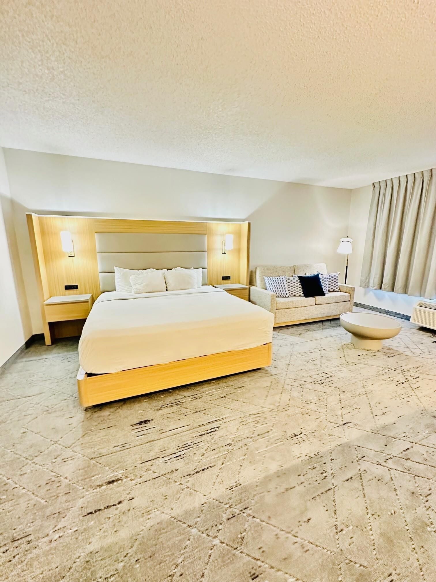 Senger med overmadrass, skrivebord og blendingsgardiner