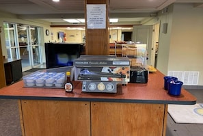 Breakfast area - Days Inn by Wyndham Harrisburg North (Harrisburg)