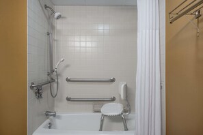 Værelse - 1 kingsize-seng - handicapvenligt - ikke-ryger (Mobility Accessible) | Badeværelse | Kombination af bruser/badekar, gratis toiletartikler, hårtørrer