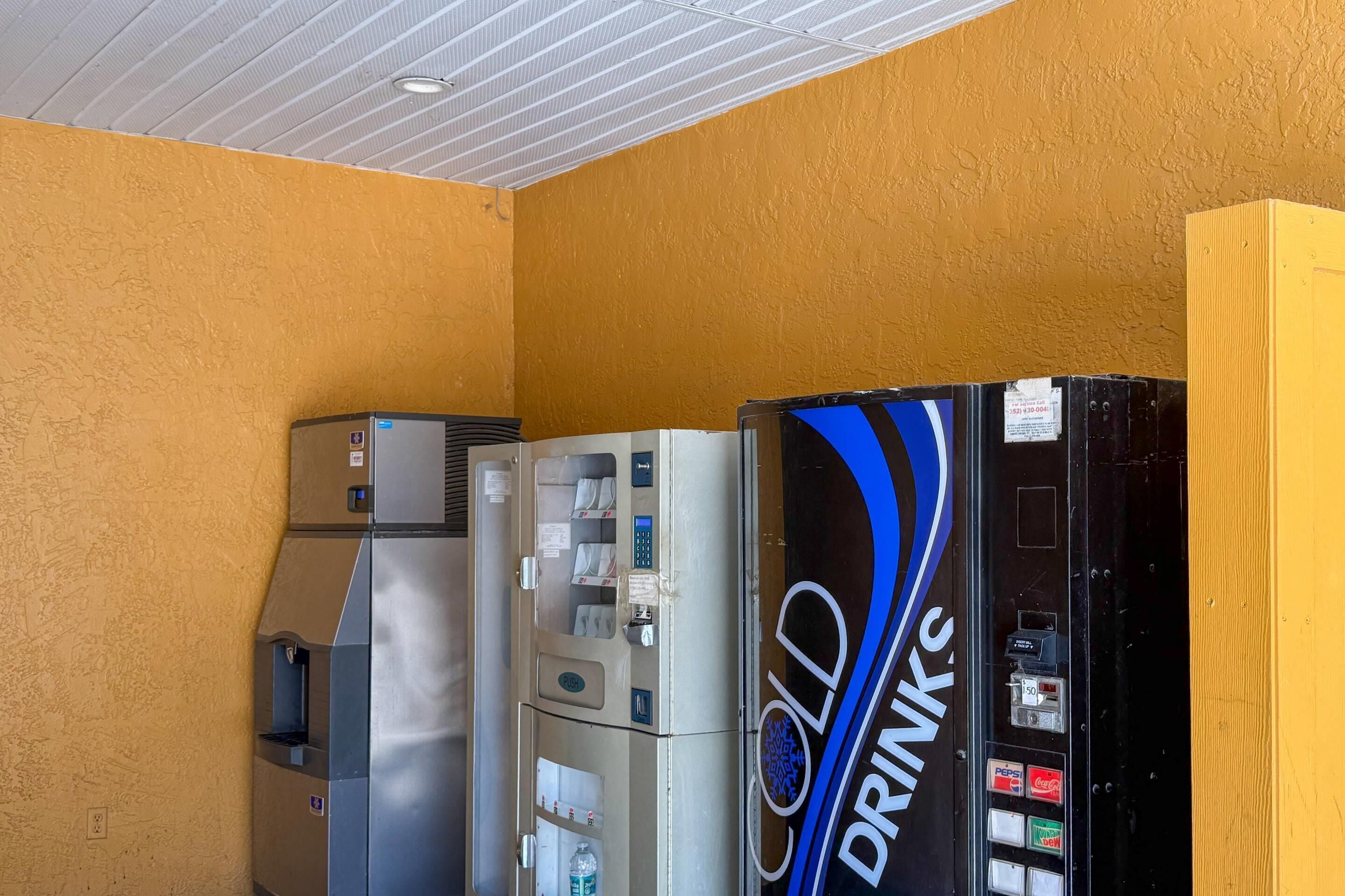 Zona de màquines expenedores amb un frigorífic i una màquina expenedora.