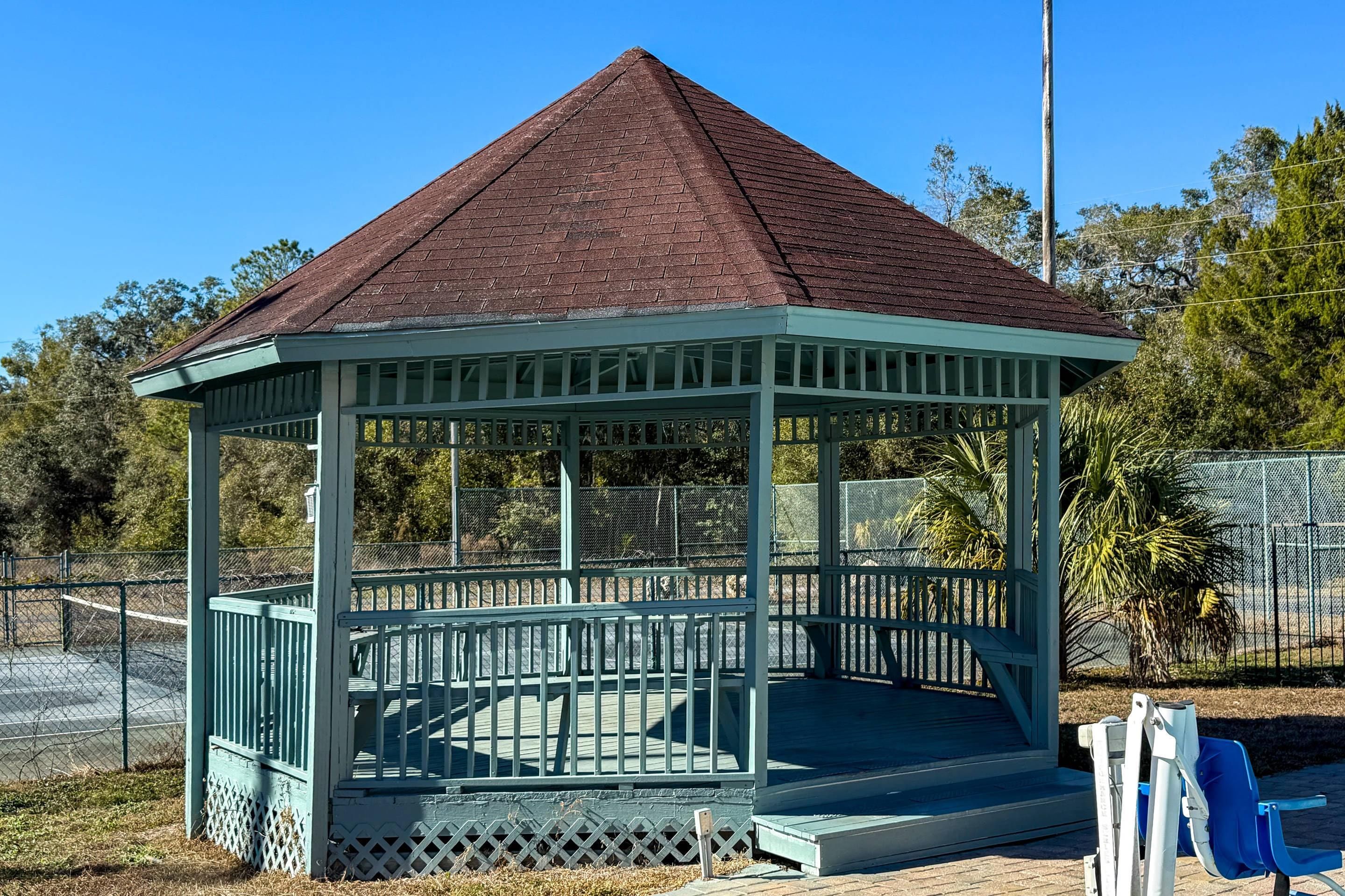 Un kiosque doté d’un toit triangulaire et d’une enceinteClose.