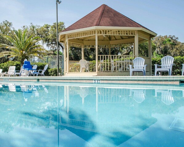 Una piscina al aire libre