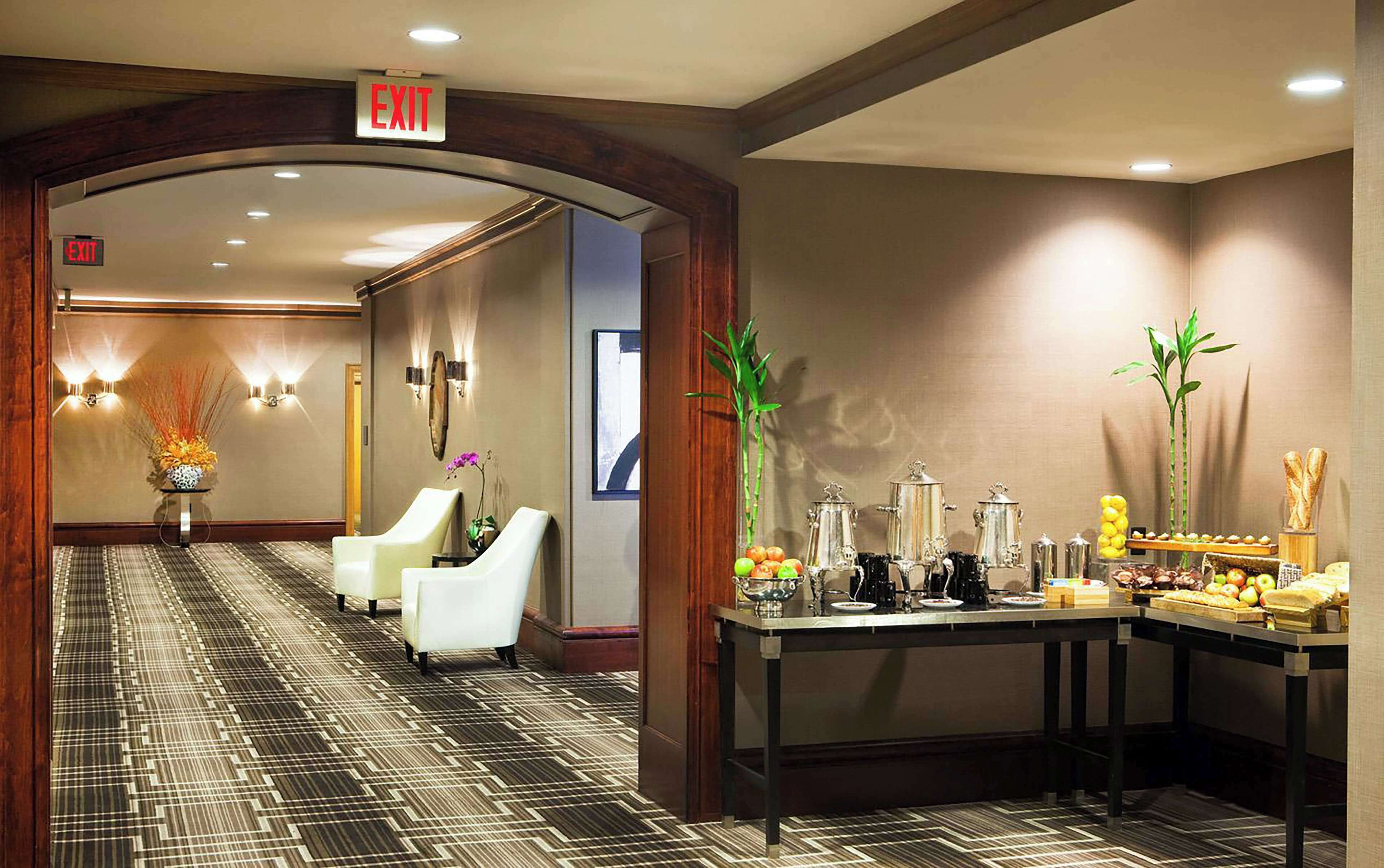 breakfast and lunch served, american cuisine