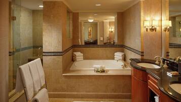 Suite presidencial, 1 cama King size | Baño | Amenidades de baño gratuitas, secadora de cabello, toallas, jabón