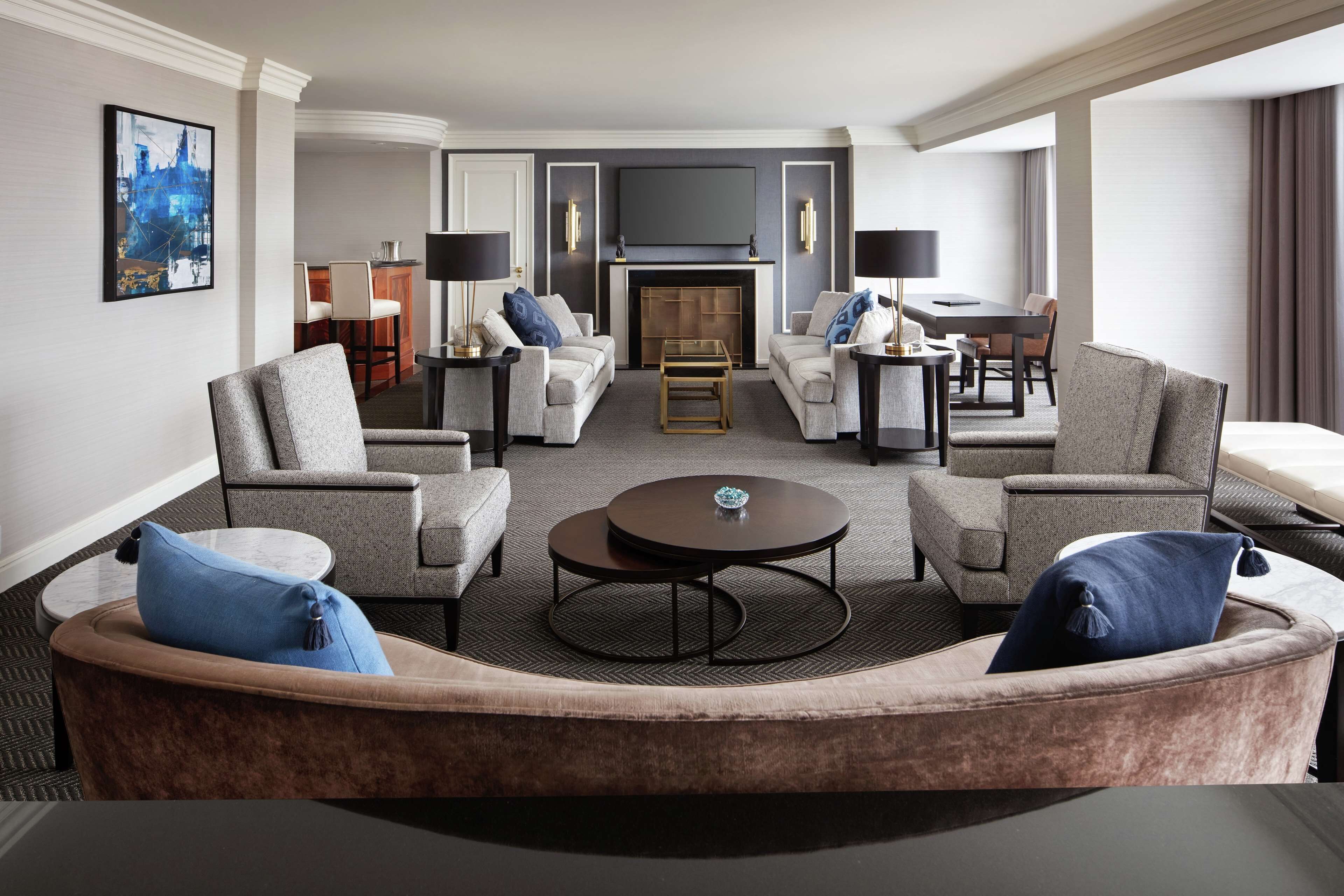 Ylelliset vuodevaatteet, untuvapeitot, pillowtop-patjalliset sängyt