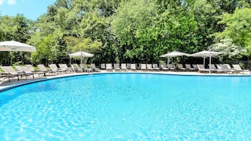 Sisäuima-allas, kauden mukainen ulkouima-allas