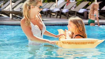 Kolam renang indoor dan kolam renang outdoor musiman