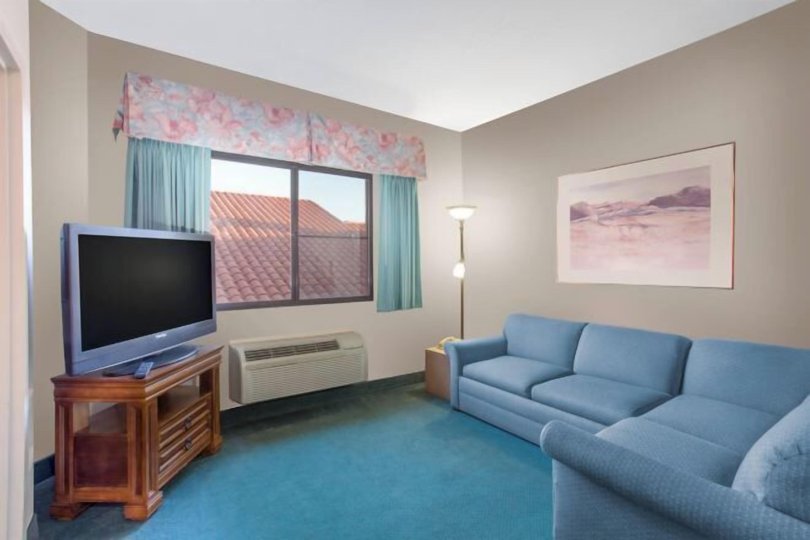 Área de sala de estar | Televisión LED de 40 pulgadas con canales vía satélite y televisión 