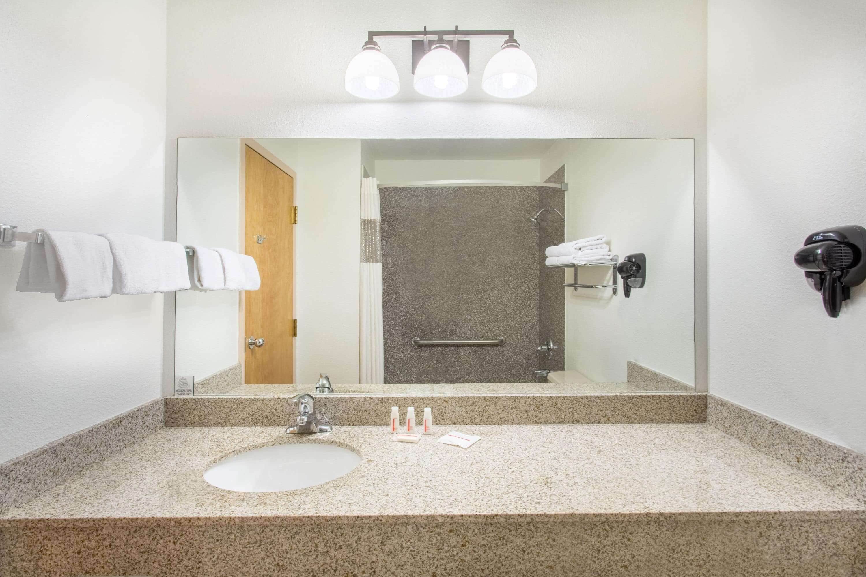 Combined shower/tub, free toiletries, hair dryer, towels