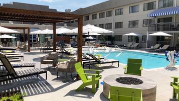 Kolam renang outdoor, dengan kursi berjemur