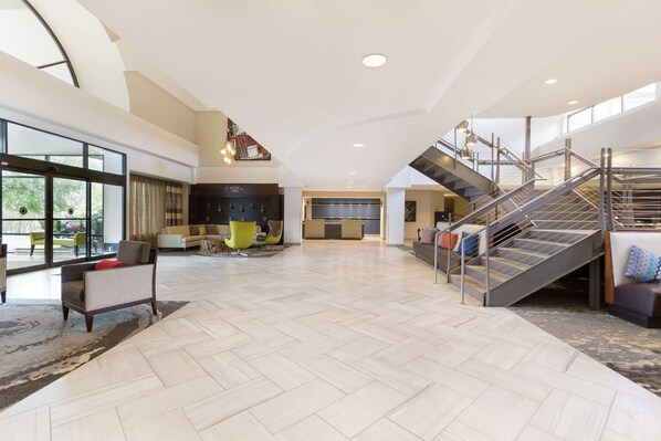 Lobby - DoubleTree Suites by Hilton Nashville Airport (Nashville)